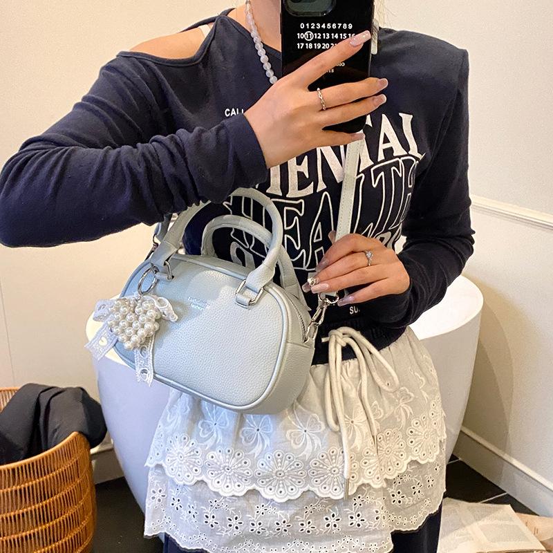 Premium sense simple casual handbag women s 2025 summer new messenger small square bag
Premium sense simple casual handbag women s 2025 summer new messenger small square bag