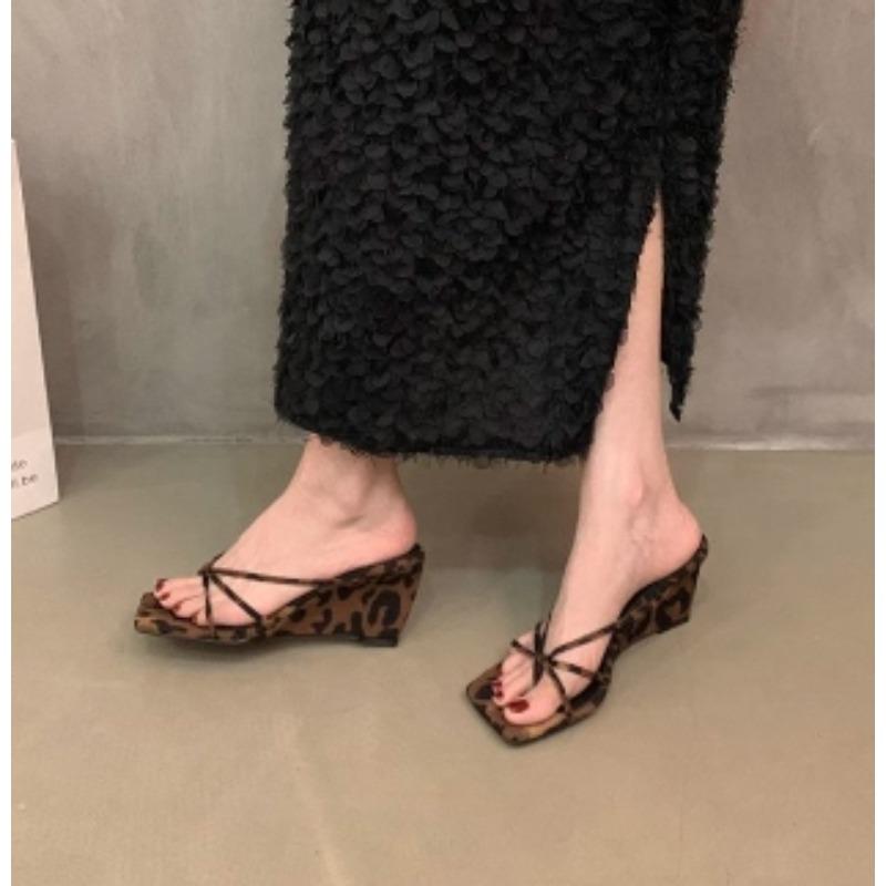 Мода Лето Новый Стиль Леопард Женская Мода Клиновидный Каблук Тапочки Элегантные Шлепанцы для Платья Дизайн Стиль Банкет Вечеринка Сандалии Обувь 39 цветной печати леопарда
Мода Лето Новый Стиль Леопард Женская Мода Клиновидный Каблук Тапочки Элегантные Шлепанцы для Платья Дизайн Стиль Банкет Вечеринка Сандалии Обувь 39 цветной печати леопарда