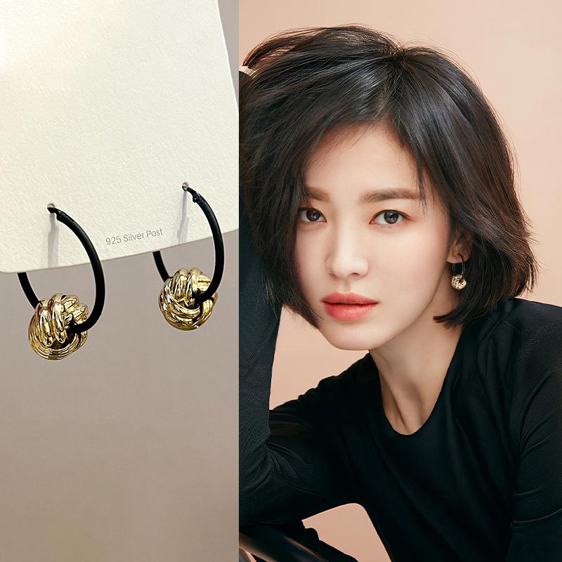 Round twisted pendant earrings, fashion temperament, simple ear buckle, versatile niche, light luxury, high-end earrings, women
Round twisted pendant earrings, fashion temperament, simple ear buckle, versatile niche, light luxury, high-end earrings, women