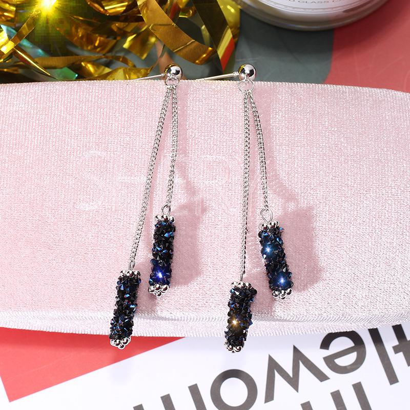 Korea Creative Blue Inlay Rhinestone Tassel Earrings Long Shiny Strip Crystal Pendant Geometric Earrings Luxury Accessories
Korea Creative Blue Inlay Rhinestone Tassel Earrings Long Shiny Strip Crystal Pendant Geometric Earrings Luxury Accessories