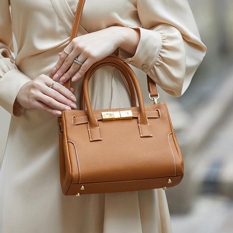 Leather Women s Bag, European and American Light Luxury Top-tier Leather Ladies Hand Bill and Shoulder Kelly Bag 25*13*18cm
Leather Women s Bag, European and American Light Luxury Top-tier Leather Ladies Hand Bill and Shoulder Kelly Bag 25*13*18cm