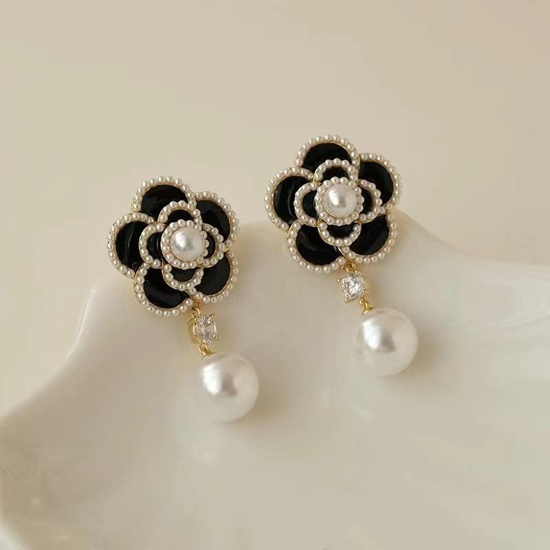 Fashion Temperament Camellia Pearl Pendant Earrings Jewelry Accessories Suitable For Women Party Festival Gifts
Fashion Temperament Camellia Pearl Pendant Earrings Jewelry Accessories Suitable For Women Party Festival Gifts