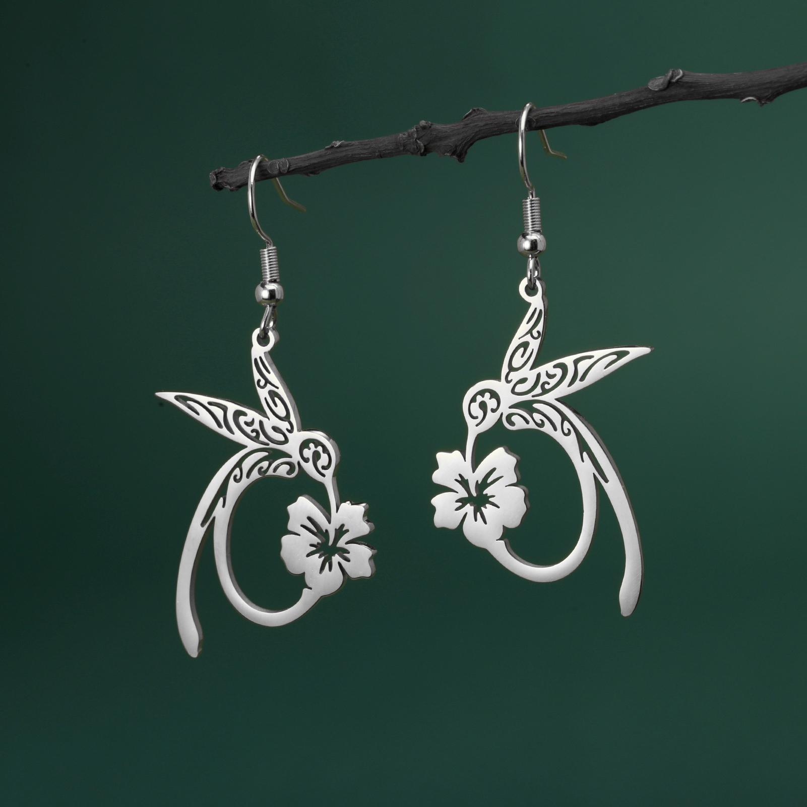 Lemegeton Hollow Hummingbird Stainless Steel Earrings Animal Exquisite Pendant Women s Wealth Jewelry Gift Pendant Party Gift
Lemegeton Hollow Hummingbird Stainless Steel Earrings Animal Exquisite Pendant Women s Wealth Jewelry Gift Pendant Party Gift