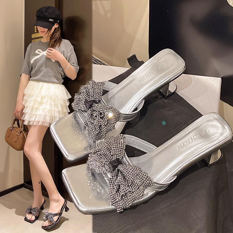 One-word bow open-toed high-heeled rhinestone fashion cool slippers 2025 new women s summer wear 35 срібний
One-word bow open-toed high-heeled rhinestone fashion cool slippers 2025 new women s summer wear 35 срібний