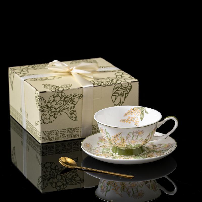 Роскошный кофейный набор из европейского костяного фарфора, чашка и блюдце, чашка для послеобеденного чая в британском стиле с ложкой, кофейная чашка в качестве сувенирного подарка 260ml
Роскошный кофейный набор из европейского костяного фарфора, чашка и блюдце, чашка для послеобеденного чая в британском стиле с ложкой, кофейная чашка в качестве сувенирного подарка 260ml