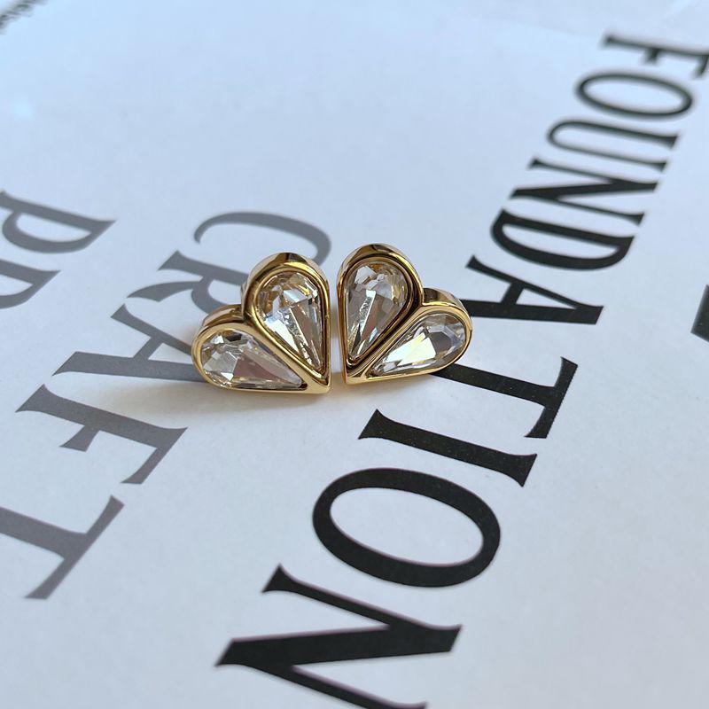 Милые минималистичные серьги-пусеты в форме сердца с красным цирконом
Милые минималистичные серьги-пусеты в форме сердца с красным цирконом