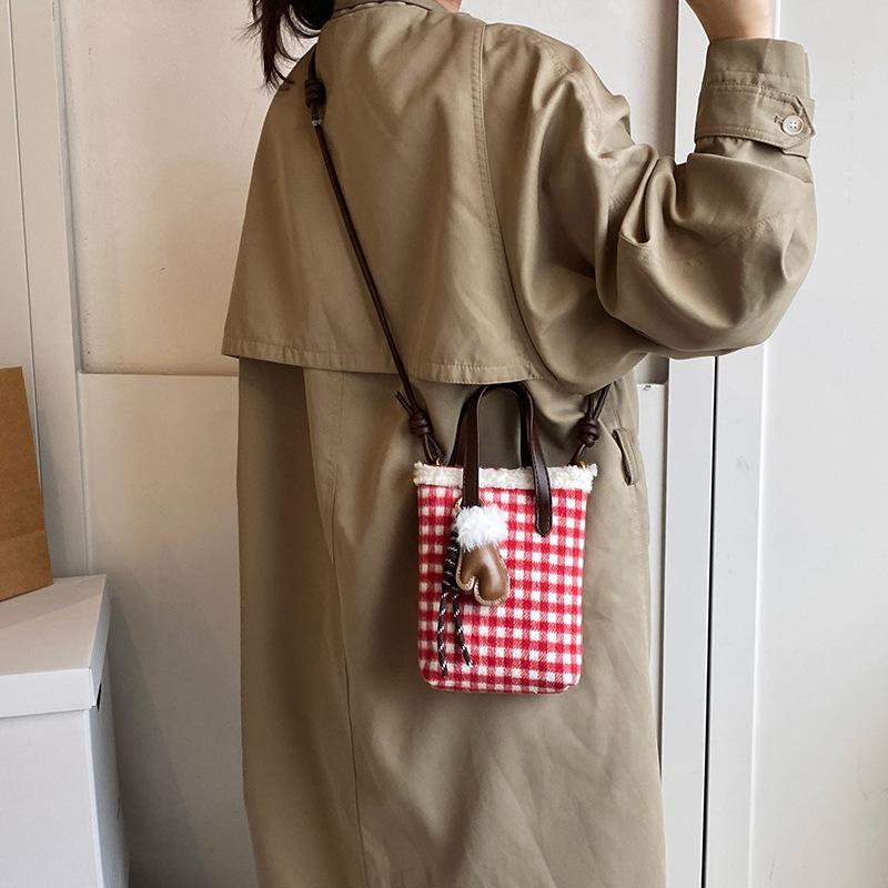 2025 new winter bag women s lamb wool bucket bag fashion large capacity shoulder bag versatile tote bag 15*4*20 коричневий
2025 new winter bag women s lamb wool bucket bag fashion large capacity shoulder bag versatile tote bag 15*4*20 коричневий