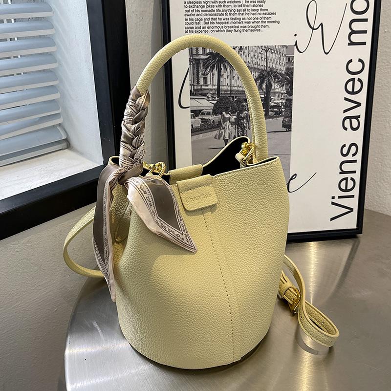 2022 Springsummer новая мода универсальная сумка-мессенджер расширенная текстура мода портативная сумка-ведро
2022 Springsummer новая мода универсальная сумка-мессенджер расширенная текстура мода портативная сумка-ведро