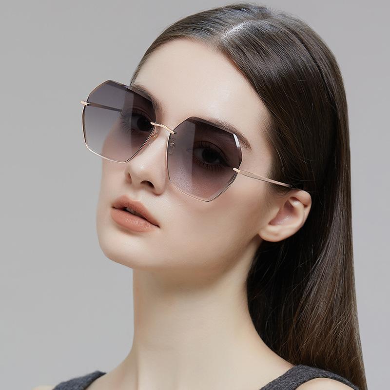 Градиентные нейлоновые металлические солнцезащитные очки для женщин Tik Tok Прямая трансляция Безрамочные очки Модные солнцезащитные очки Фабрика солнцезащитных очков
Градиентные нейлоновые металлические солнцезащитные очки для женщин Tik Tok Прямая трансляция Безрамочные очки Модные солнцезащитные очки Фабрика солнцезащитных очков