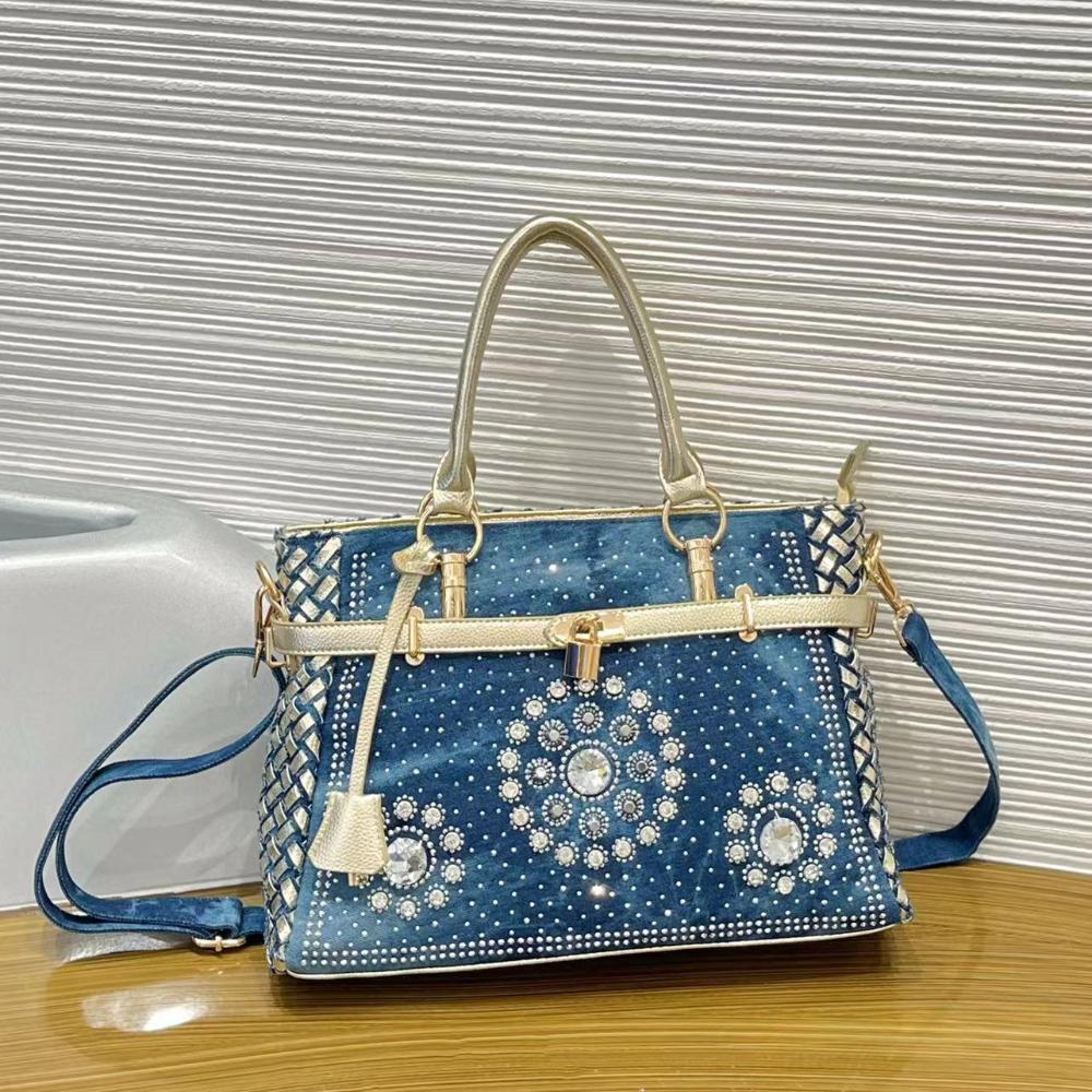 2025 Новая сумка-ковбой с подсолнухом, с инкрустацией заклепками, плетением «ромбами», модный тренд, на одно плечо, ручная серебряный
2025 Новая сумка-ковбой с подсолнухом, с инкрустацией заклепками, плетением «ромбами», модный тренд, на одно плечо, ручная серебряный