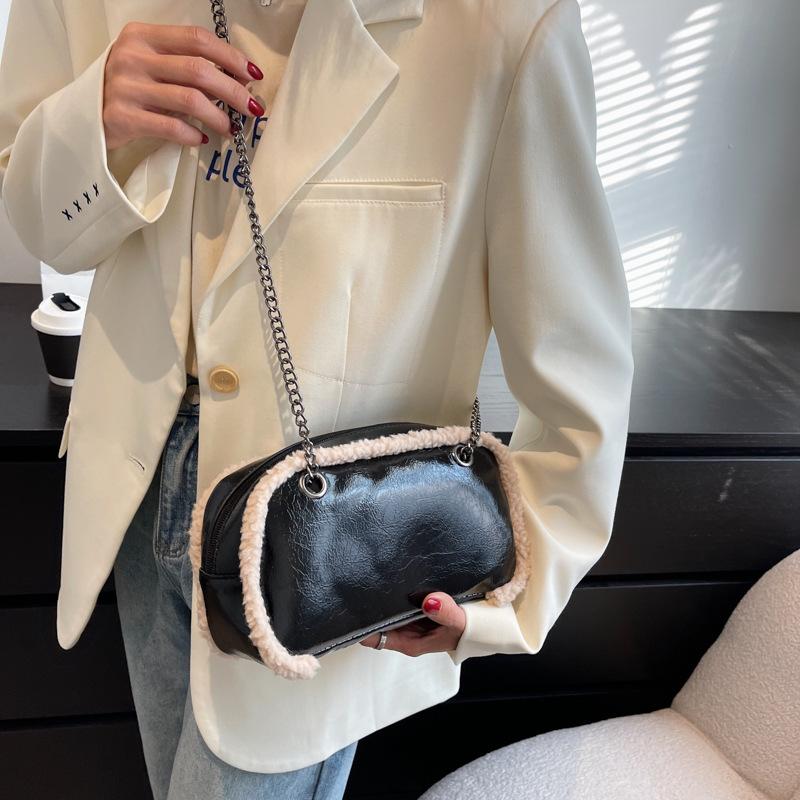 Модная плюшевая сумка с высокой текстурой, женская новая универсальная сумка через плечо, сумка-мессенджер из овечьей шерсти с цепочкой, тренд 2025 26*9*13.5 чёрный
Модная плюшевая сумка с высокой текстурой, женская новая универсальная сумка через плечо, сумка-мессенджер из овечьей шерсти с цепочкой, тренд 2025 26*9*13.5 чёрный