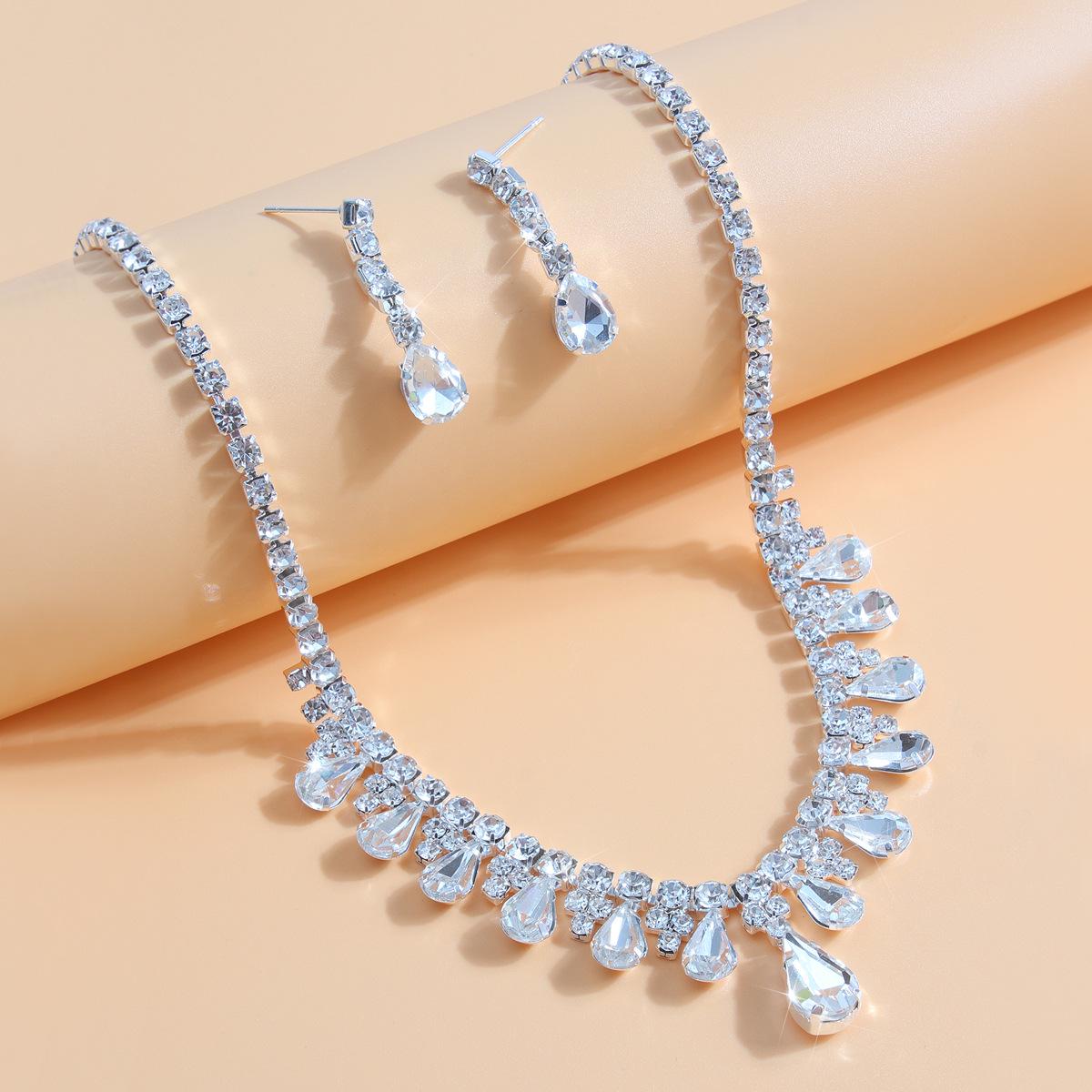 Elegant Rhinestone Tassel Jewelry Set: Bridal Necklace & Earrings for European and American Banquets
Elegant Rhinestone Tassel Jewelry Set: Bridal Necklace & Earrings for European and American Banquets