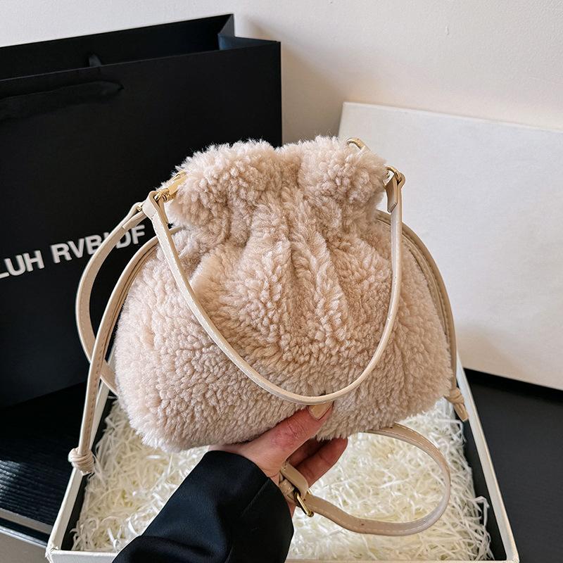 Large Capacity Plush Bag Female Fall And Winter Hairy Handheld Shoulder Slanting Cross Furry Simple Versatile Premium
Large Capacity Plush Bag Female Fall And Winter Hairy Handheld Shoulder Slanting Cross Furry Simple Versatile Premium