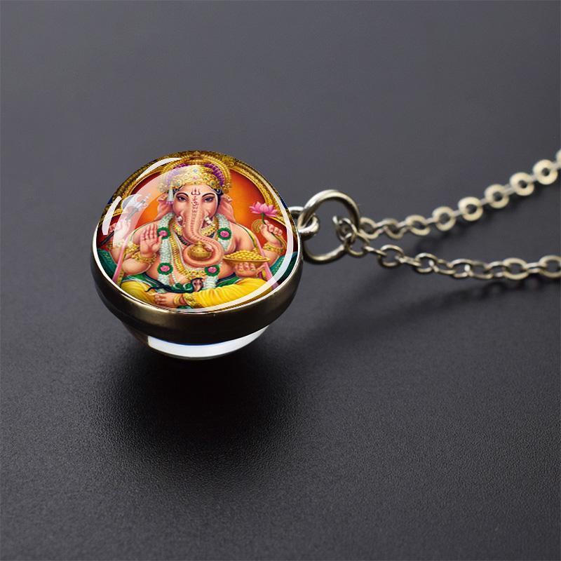 Новый Слон Бог Ганеша ожерелье индуизм буддизм художественные украшения двухсторонний стеклянный шар кулон ожерелье религиозные аксессуары
Новый Слон Бог Ганеша ожерелье индуизм буддизм художественные украшения двухсторонний стеклянный шар кулон ожерелье религиозные аксессуары