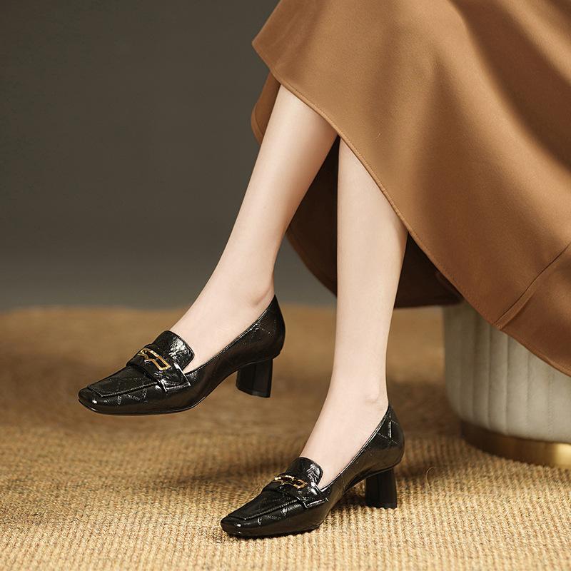 Retro light mouth leather shoes new embossed first layer butter square head high heels versatile fashion casual women s shoes 35 білий
Retro light mouth leather shoes new embossed first layer butter square head high heels versatile fashion casual women s shoes 35 білий