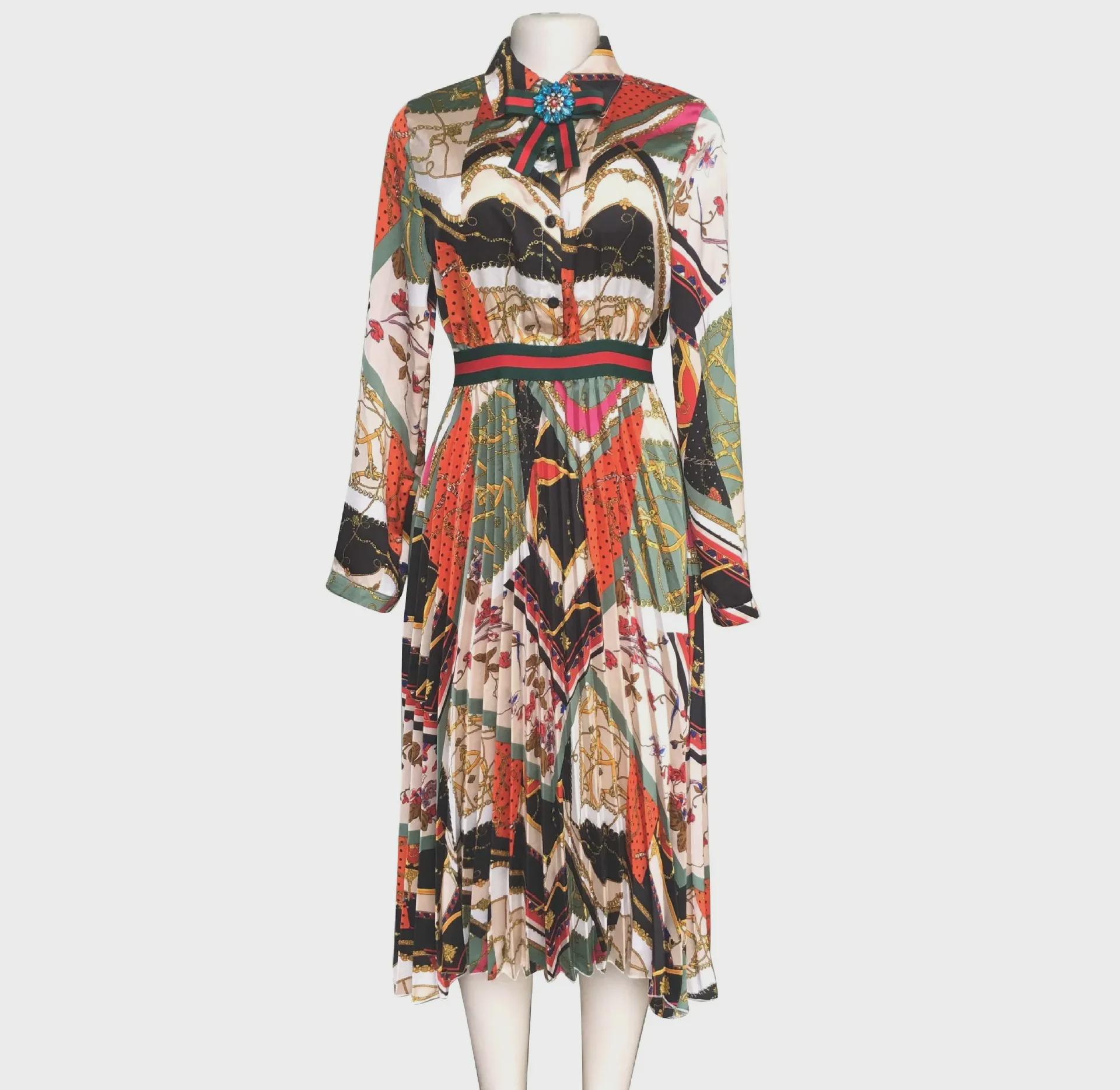 Длинное платье в африканском стиле с плиссировкой и атласным принтом, с воротником-стойкой
Длинное платье в африканском стиле с плиссировкой и атласным принтом, с воротником-стойкой