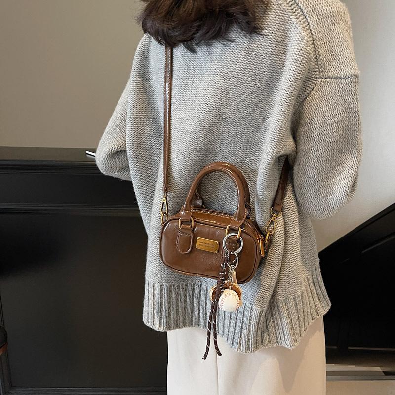 2025 autumn and winter new solid color casual handbag niche commuting daily trend shoulder messenger bag 17*8*10
2025 autumn and winter new solid color casual handbag niche commuting daily trend shoulder messenger bag 17*8*10