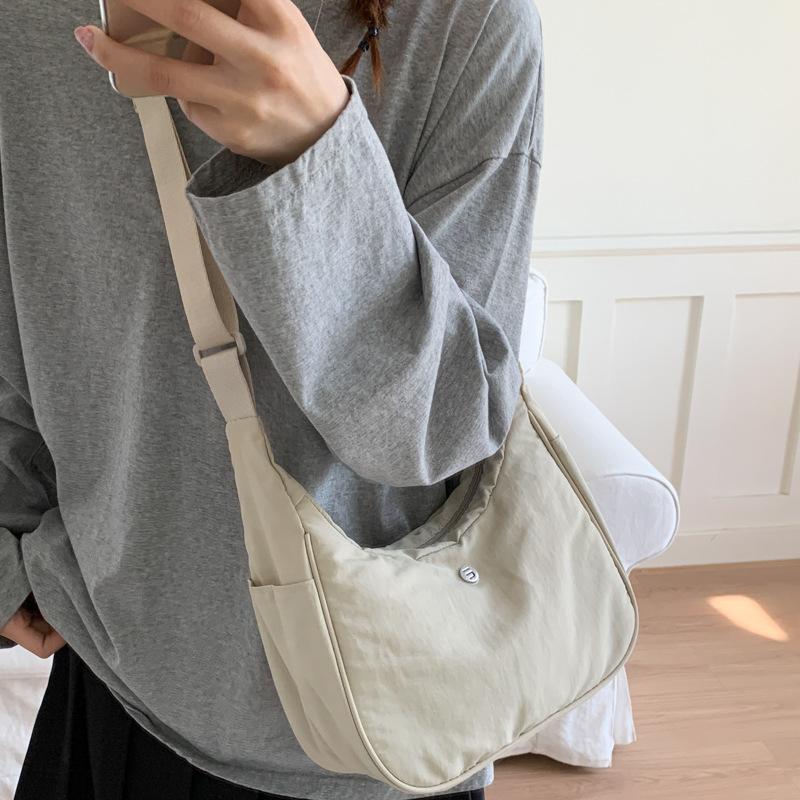Large-capacity casual dumpling bag women s 2025 new simple and lightweight shoulder bag fashion messenger bag cycling bag
Large-capacity casual dumpling bag women s 2025 new simple and lightweight shoulder bag fashion messenger bag cycling bag