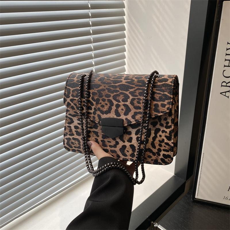Yogodlns Small Square Handbag Tote Bag For Women Vintage Clutch Bag Leopard Pattern Crossbody Shoulder Bag Ladies Pu Leather Bag 23x7x16.5cm
Yogodlns Small Square Handbag Tote Bag For Women Vintage Clutch Bag Leopard Pattern Crossbody Shoulder Bag Ladies Pu Leather Bag 23x7x16.5cm