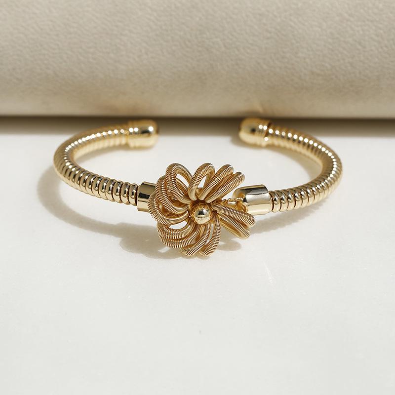 Chic Spiral Street Style Women s Open Bangle - European & American Fashion Jewelry One Size
Chic Spiral Street Style Women s Open Bangle - European & American Fashion Jewelry One Size