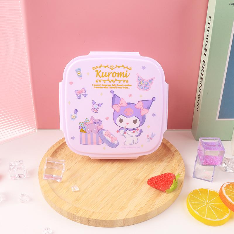 Милий Ланч-бокс Sanrio: Чотиристоронній контейнер для обіду та перекусів із застібкою, герметичний для збереження свіжості.
Милий Ланч-бокс Sanrio: Чотиристоронній контейнер для обіду та перекусів із застібкою, герметичний для збереження свіжості.