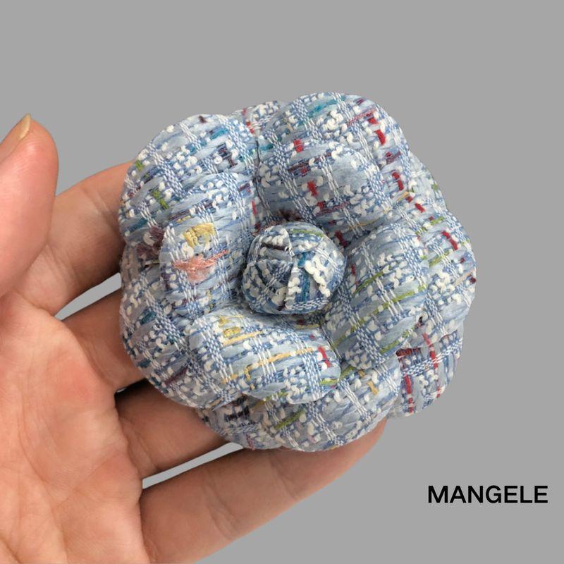 High-End Camellia Brooch Graceful Fabric Tweed Corsage Pin Retro Fashion Suit Coat Accessories Light blue flowers
High-End Camellia Brooch Graceful Fabric Tweed Corsage Pin Retro Fashion Suit Coat Accessories Light blue flowers