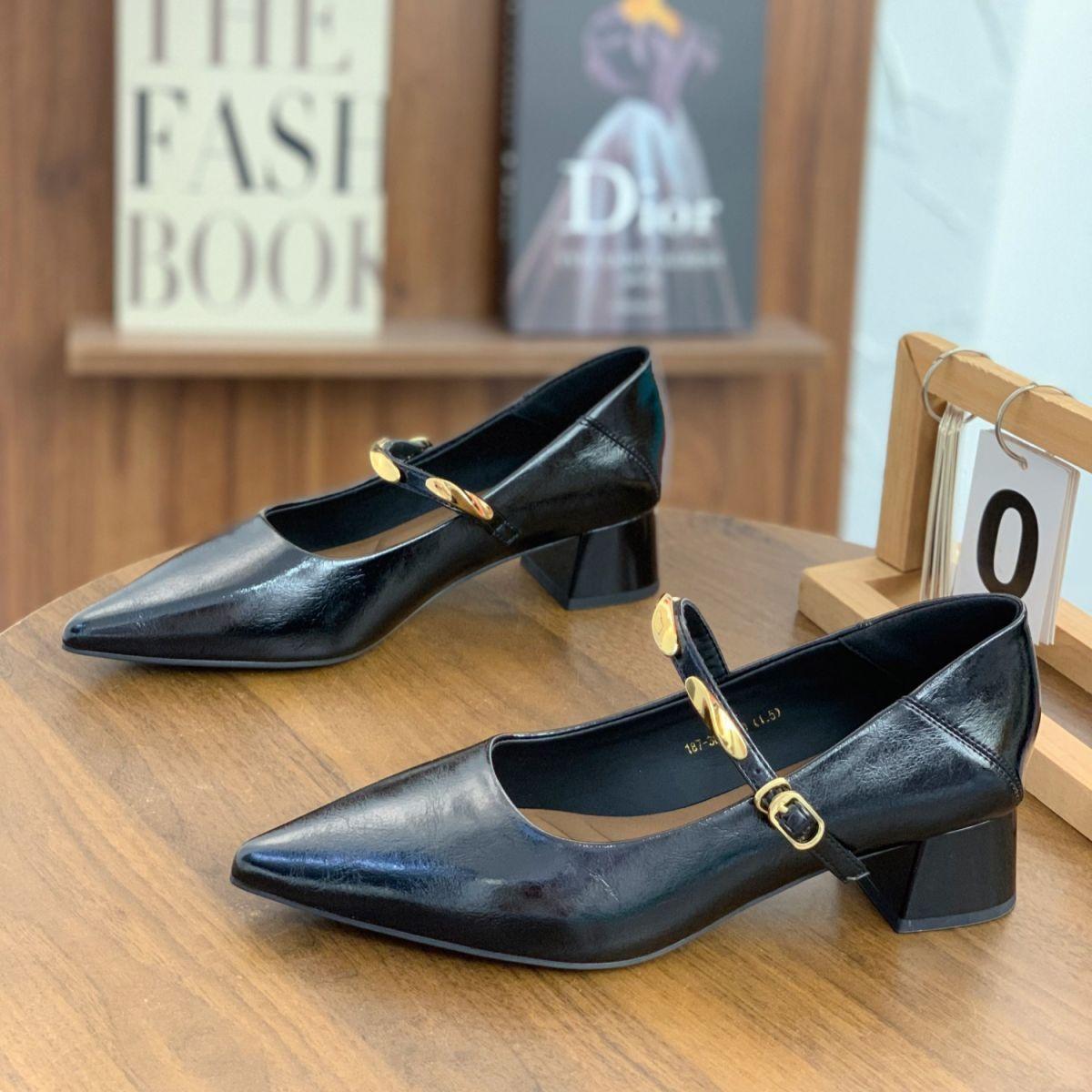 One-word buckle with pointed Mary Jane women s shoes, autumn 2025 super fire retro versatile two-wear work light mouth single shoes 40 чорний
One-word buckle with pointed Mary Jane women s shoes, autumn 2025 super fire retro versatile two-wear work light mouth single shoes 40 чорний