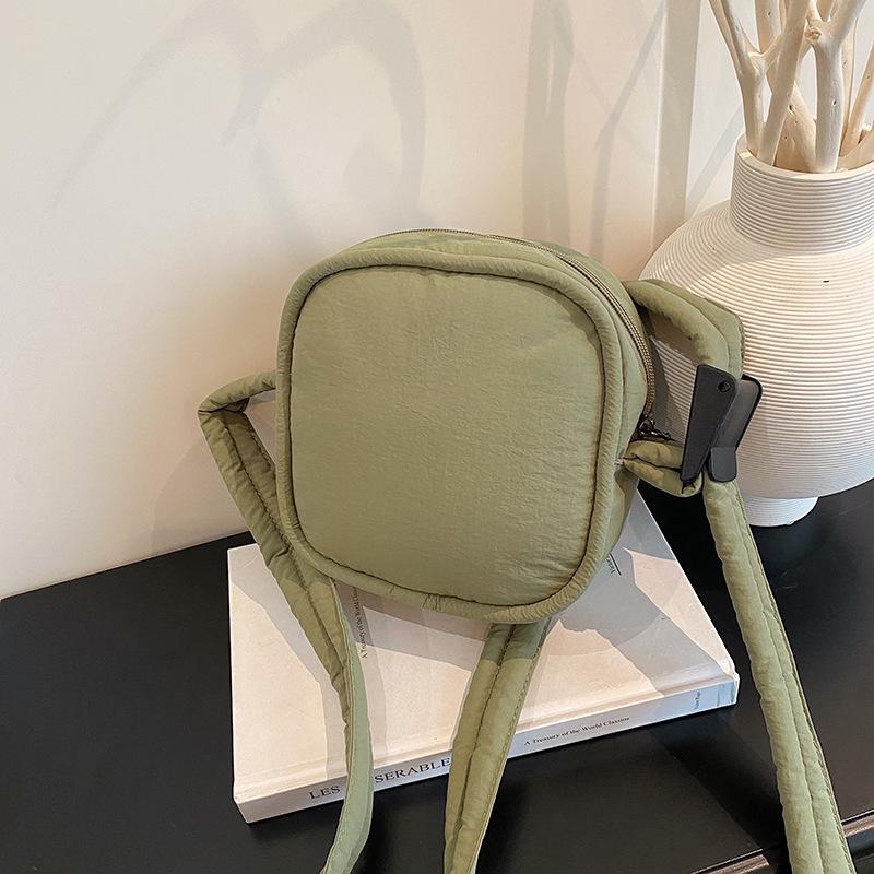 Japanese-Style Lightweight Crossbody Bag: Unisex Round Shoulder & Phone Bag in Solid Colors 17*6*17 cm зелёный
Japanese-Style Lightweight Crossbody Bag: Unisex Round Shoulder & Phone Bag in Solid Colors 17*6*17 cm зелёный