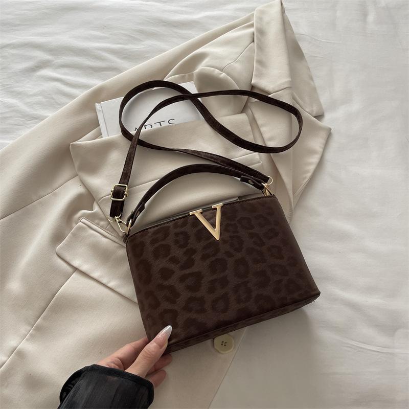 Сумка через плече Модна сумочка Сумка кросбоді Повсякденна сумка великої місткості Проста сумка Сумка з алфавітом Сумка з леопардовим принтом
Сумка через плече Модна сумочка Сумка кросбоді Повсякденна сумка великої місткості Проста сумка Сумка з алфавітом Сумка з леопардовим принтом