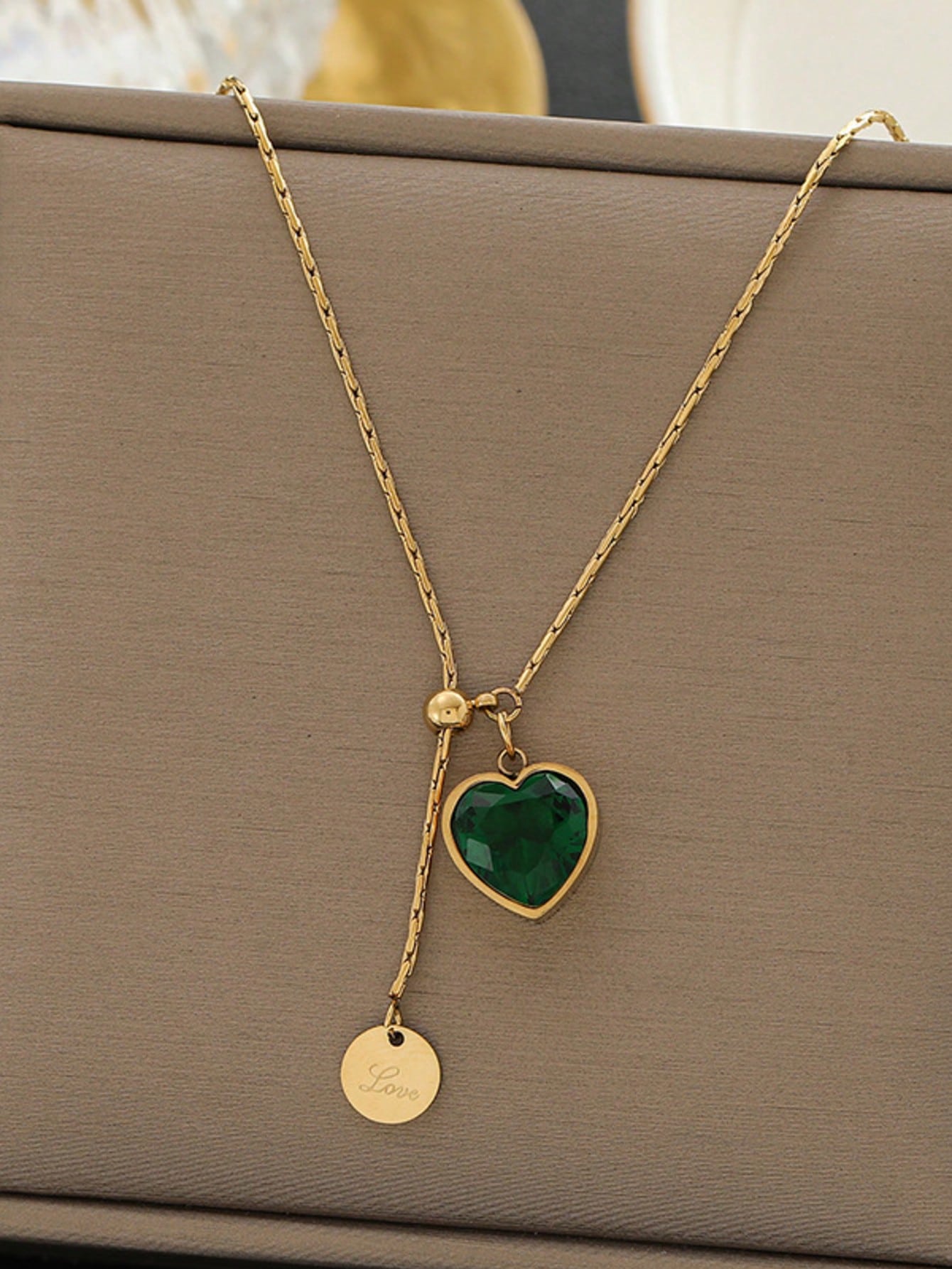 Stainless Steel Emerald Diamond Heart Shape Titanium Steel Adjustable Necklace For Women, Suitable For Daily Wear And Gifts
Stainless Steel Emerald Diamond Heart Shape Titanium Steel Adjustable Necklace For Women, Suitable For Daily Wear And Gifts