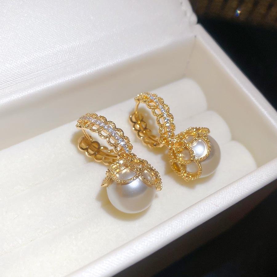 Real gold electroplated zircon lace pearl ear buckle French retro elegant temperament versatile earrings earrings
Real gold electroplated zircon lace pearl ear buckle French retro elegant temperament versatile earrings earrings
