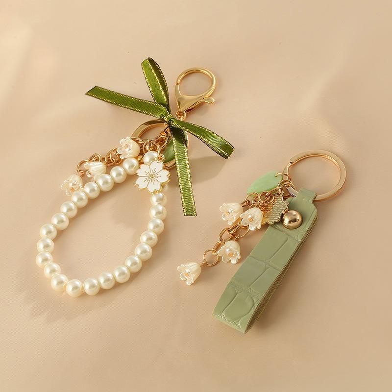 Versatile pearl bow flower keychain small fresh and sweet Mori pendant fashion high-end accessories
Versatile pearl bow flower keychain small fresh and sweet Mori pendant fashion high-end accessories