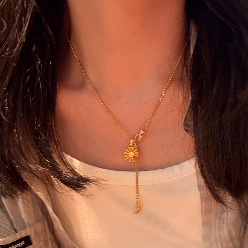Light luxury classic diamonds inlaid daisy flower pendant crescent exquisite and unique tassel long necklace banquet jewelry 45cm золотой
Light luxury classic diamonds inlaid daisy flower pendant crescent exquisite and unique tassel long necklace banquet jewelry 45cm золотой