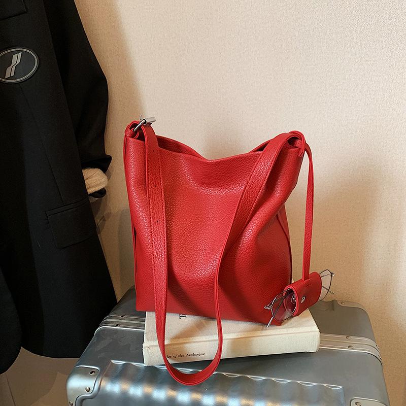 Новая повседневная сумка-ведро большой вместимости для поездок на работу, женская сумка-мессенджер, модная сумка на плечо no pendant красный
Новая повседневная сумка-ведро большой вместимости для поездок на работу, женская сумка-мессенджер, модная сумка на плечо no pendant красный