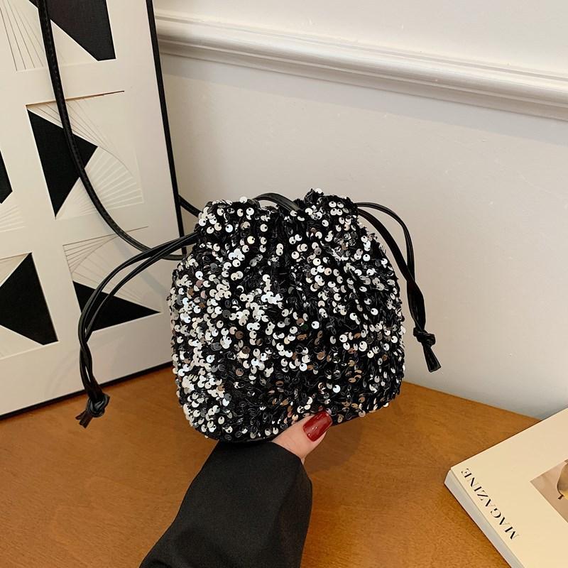 Сумка-тоут ведро на шнурке с пайетками женская новая модная универсальная сумка на плечо трендовая сумка-мессенджер серебряный
Сумка-тоут ведро на шнурке с пайетками женская новая модная универсальная сумка на плечо трендовая сумка-мессенджер серебряный