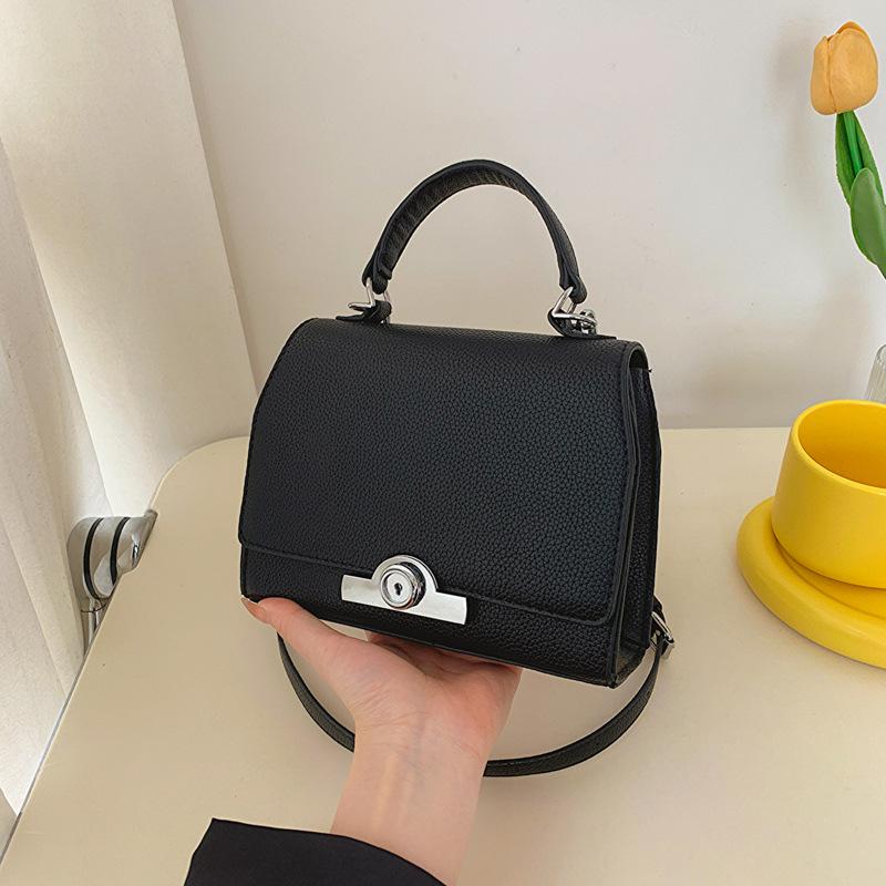 2023 Новая модная женская сумка через плечо, сумка-мессенджер с узором личи, маленькая квадратная сумка с металлической пряжкой, большой вместительности чёрный
2023 Новая модная женская сумка через плечо, сумка-мессенджер с узором личи, маленькая квадратная сумка с металлической пряжкой, большой вместительности чёрный