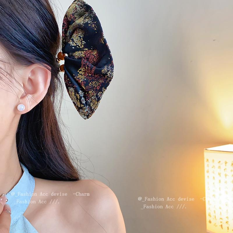 Vintage Fan-Shaped Floral Embroidered Hairpin - New Chinese Trend High-End Hair Accessory
Vintage Fan-Shaped Floral Embroidered Hairpin - New Chinese Trend High-End Hair Accessory