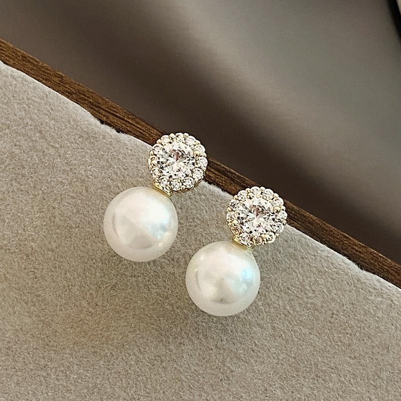 Girl‘s French Romantic Simple Inlaid Zircon Round Pearl Earrings 2026 New Fashion Jewelry Luxury Accessories for Women‘s Earstud
Girl‘s French Romantic Simple Inlaid Zircon Round Pearl Earrings 2026 New Fashion Jewelry Luxury Accessories for Women‘s Earstud