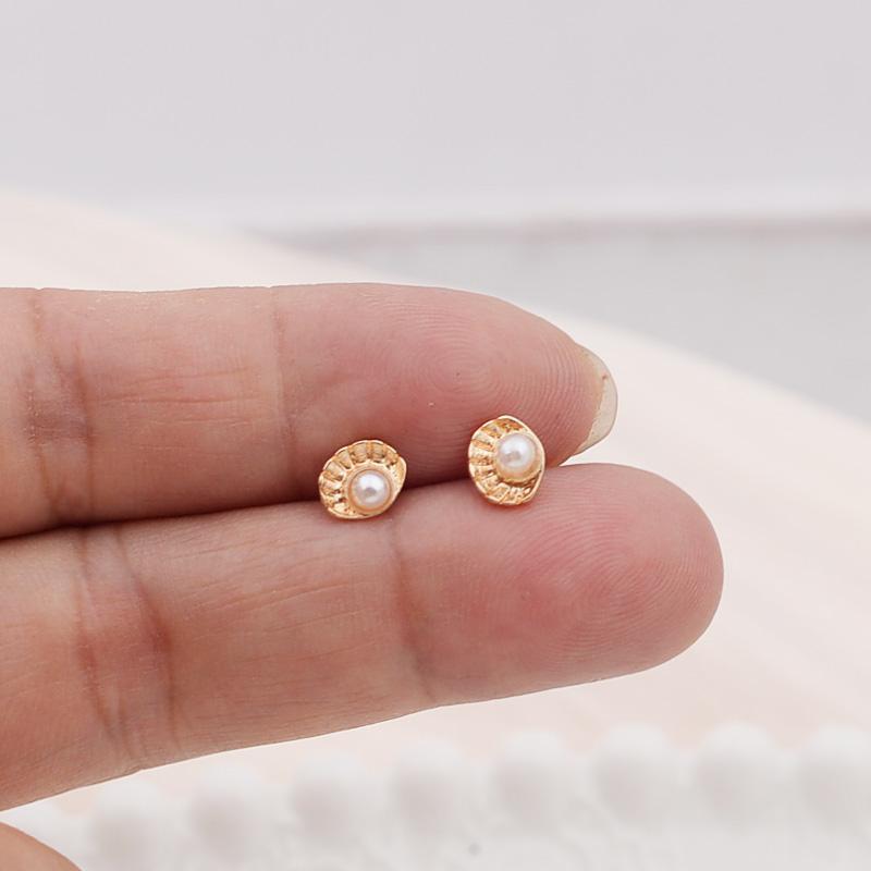 Gold Color Tiny Shell Shape Stud Earrings Imitation Pearl Middle Inside Women s Small Earrings Uneven Mini Girls Ear Studs
Gold Color Tiny Shell Shape Stud Earrings Imitation Pearl Middle Inside Women s Small Earrings Uneven Mini Girls Ear Studs