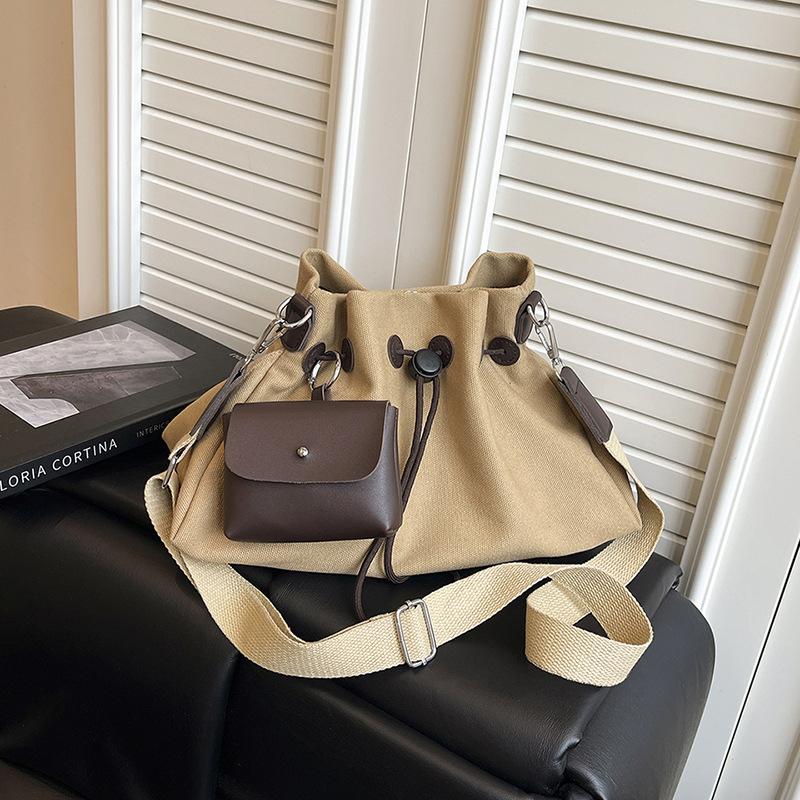 Niche design bundle bucket bag women s 2025 autumn new fashion simple temperament commuter shoulder messenger bag хаки
Niche design bundle bucket bag women s 2025 autumn new fashion simple temperament commuter shoulder messenger bag хаки