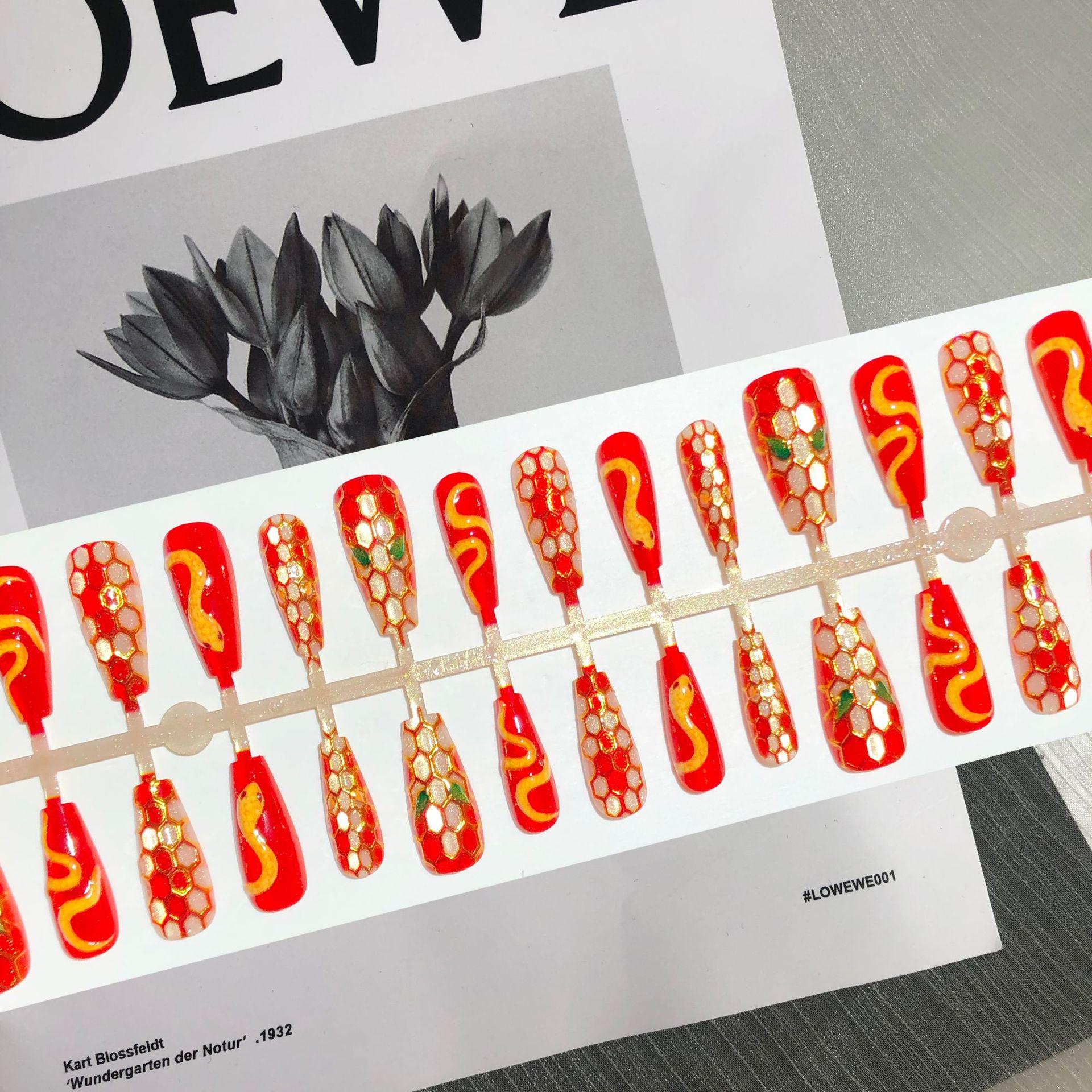 Роскошные красные и золотые ногти-накладки с текстурой змеиного яйца для Нового года
Роскошные красные и золотые ногти-накладки с текстурой змеиного яйца для Нового года