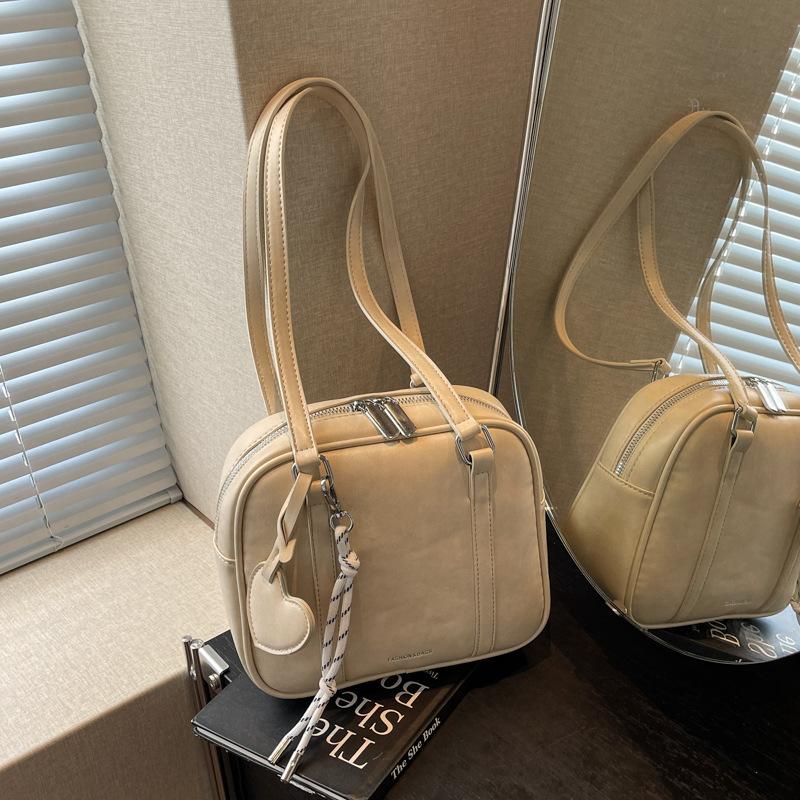 Сумка через плечо в стиле ретро для женщин 2024 года, новая текстура, простая, вместительная, для поездок на работу, маленькая квадратная сумка грязно-белый
Сумка через плечо в стиле ретро для женщин 2024 года, новая текстура, простая, вместительная, для поездок на работу, маленькая квадратная сумка грязно-белый