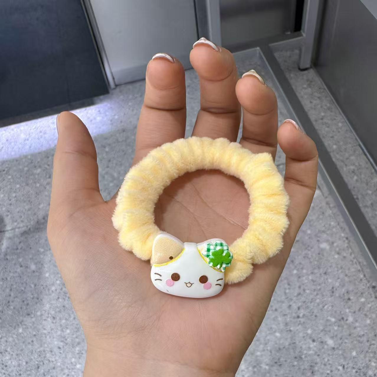 Cute Four-Leaf Clover Lucky Cat Hair Tie with Cartoon Expression
Cute Four-Leaf Clover Lucky Cat Hair Tie with Cartoon Expression