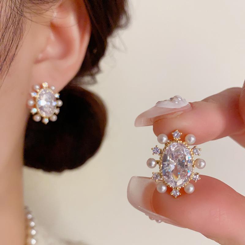 Pearl oval stud earrings French exquisite super flash earrings light luxury high sense fashion temperament earrings
Pearl oval stud earrings French exquisite super flash earrings light luxury high sense fashion temperament earrings