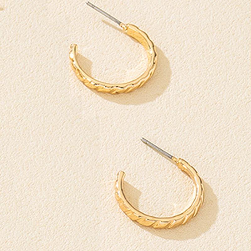 To bow hollow stud earrings, high-end temperament personalized earrings, new retro
To bow hollow stud earrings, high-end temperament personalized earrings, new retro