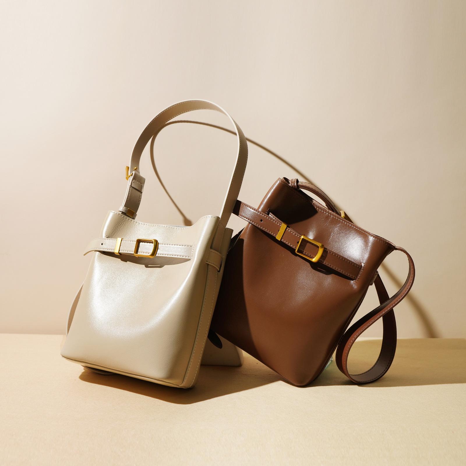 New first-layer cowhide messenger mobile phone bag 2025 early spring simple commuting versatile single shoulder small square bag casual versatile хаки
New first-layer cowhide messenger mobile phone bag 2025 early spring simple commuting versatile single shoulder small square bag casual versatile хаки
