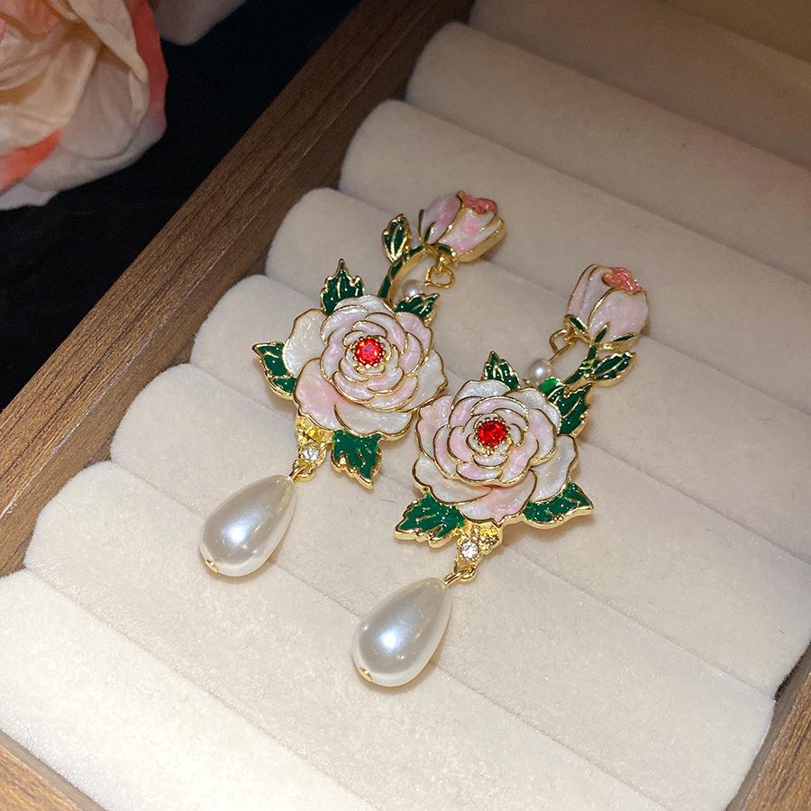 Medieval vintage silver needle dripping oil flower pearl earrings retro sweet stud earrings light luxury high-end earrings women
Medieval vintage silver needle dripping oil flower pearl earrings retro sweet stud earrings light luxury high-end earrings women