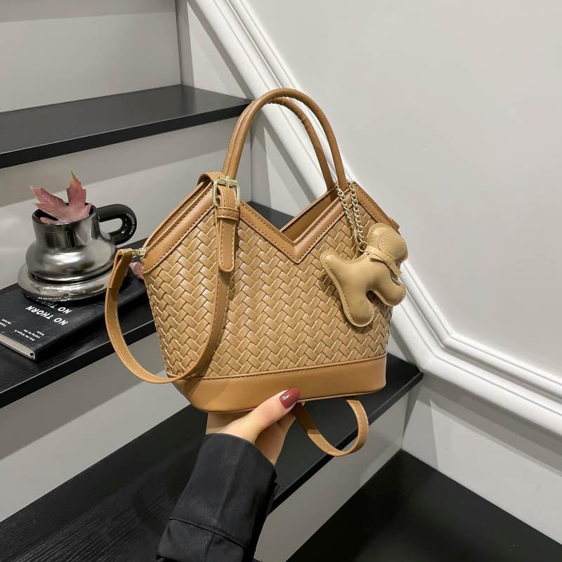 2025 large-capacity bag women s new retro wind woven pattern shoulder bucket bag Korean niche commuter messenger bag no pendant хаки
2025 large-capacity bag women s new retro wind woven pattern shoulder bucket bag Korean niche commuter messenger bag no pendant хаки