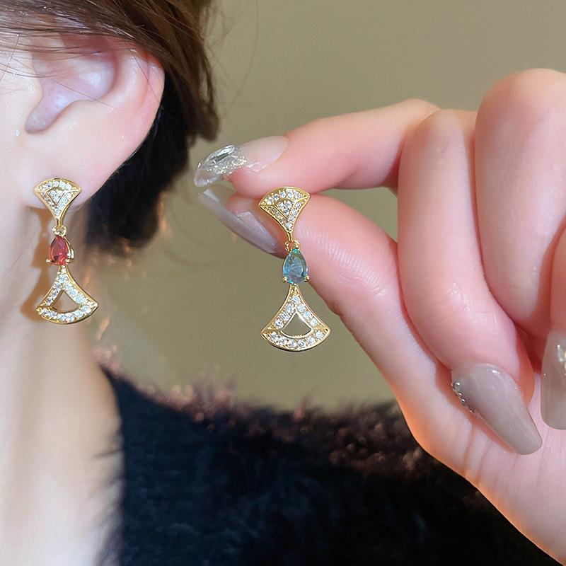 Zircon irregular fan earrings fashion simple stud earrings light luxury high-end earrings
Zircon irregular fan earrings fashion simple stud earrings light luxury high-end earrings
