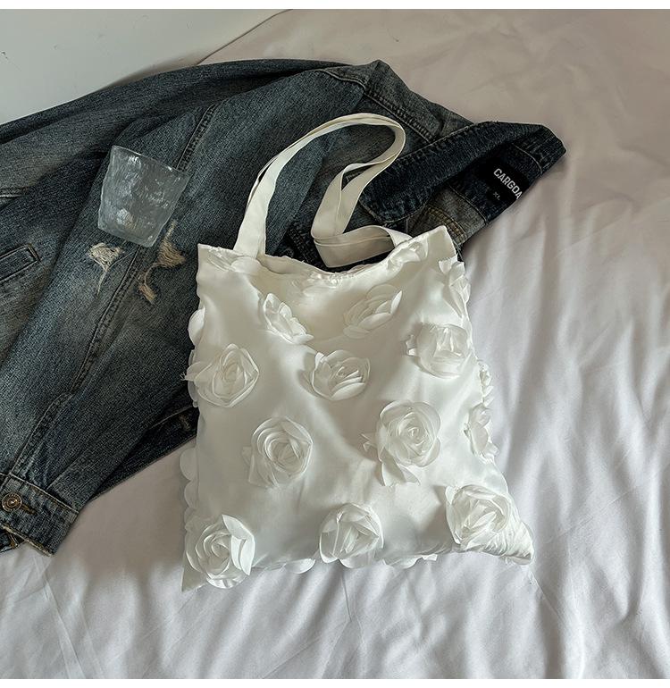 Korean version of fashionable girlish underarm bag women s 2025 spring new large-capacity three-dimensional flower shoulder tote bag белый
Korean version of fashionable girlish underarm bag women s 2025 spring new large-capacity three-dimensional flower shoulder tote bag белый